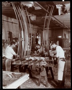Mannen aan het werk in een pianofabriek, 1907 (zilveren gelatin afdruk)
